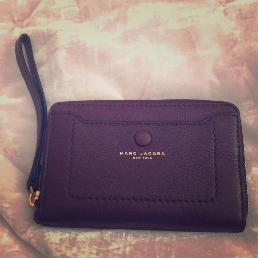 Luxe Marc Jacobs phone+wallet in true oxblood 🐂